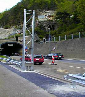 Handbetriebene Barriere bei Überfahrt in geöffnetem Zustand