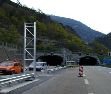 Handbetriebene Barriere bei Überfahrt in geöffnetem Zustand