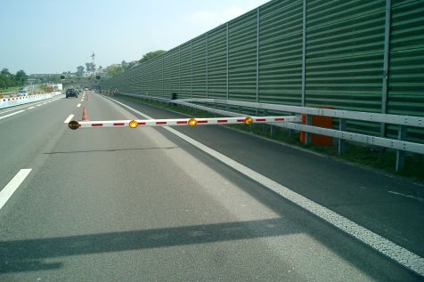 Horizontale Verkehrsschranke geöffnet